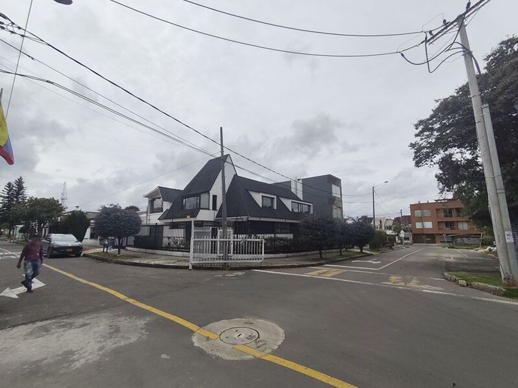 Casa de 5 alcobas en venta en Niza Norte, Bogotá, 646 m² · foto 3 de 15
