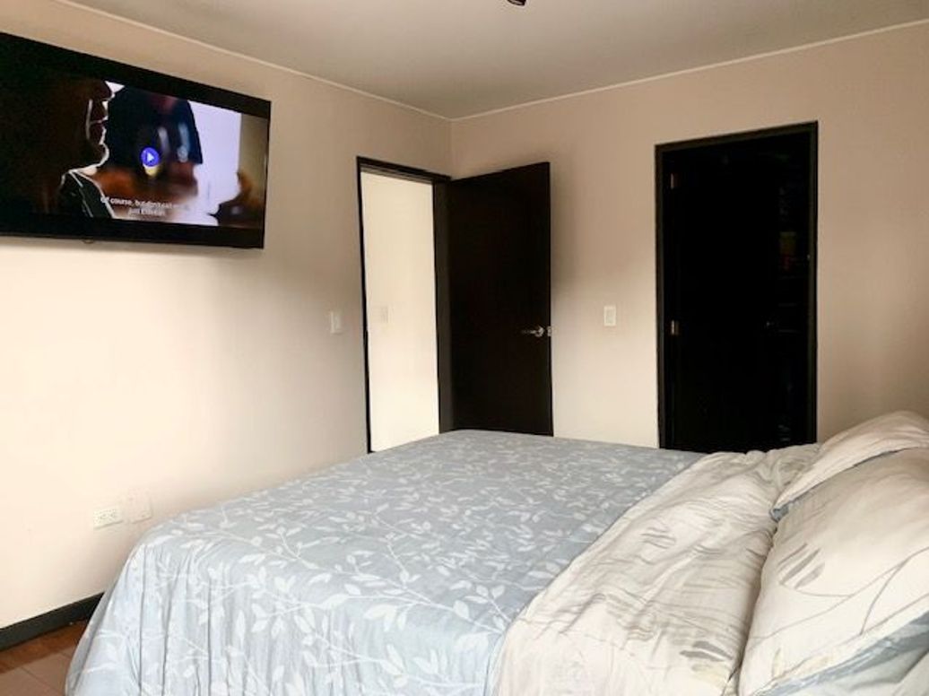 Apartamento de 3 alcobas en venta en Campo Alegre, Bogotá, 131 m² · foto 4 de 20