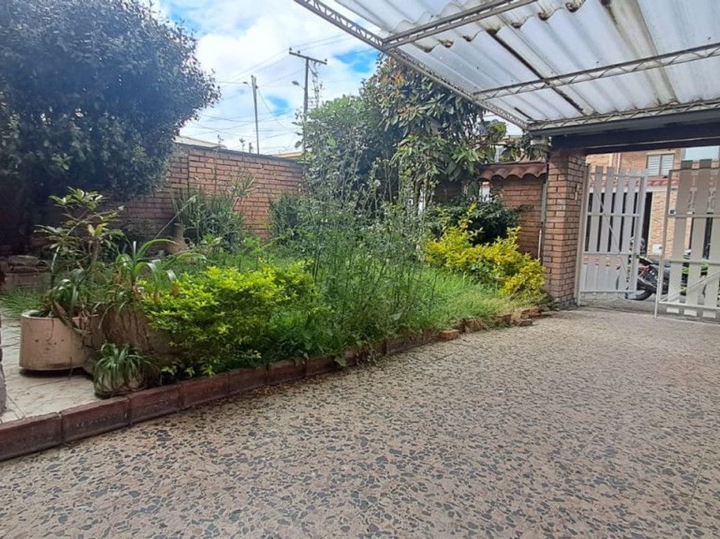 Casa de 4 alcobas en venta en La Esmeralda, Bogotá, 190 m² · foto 3 de 12