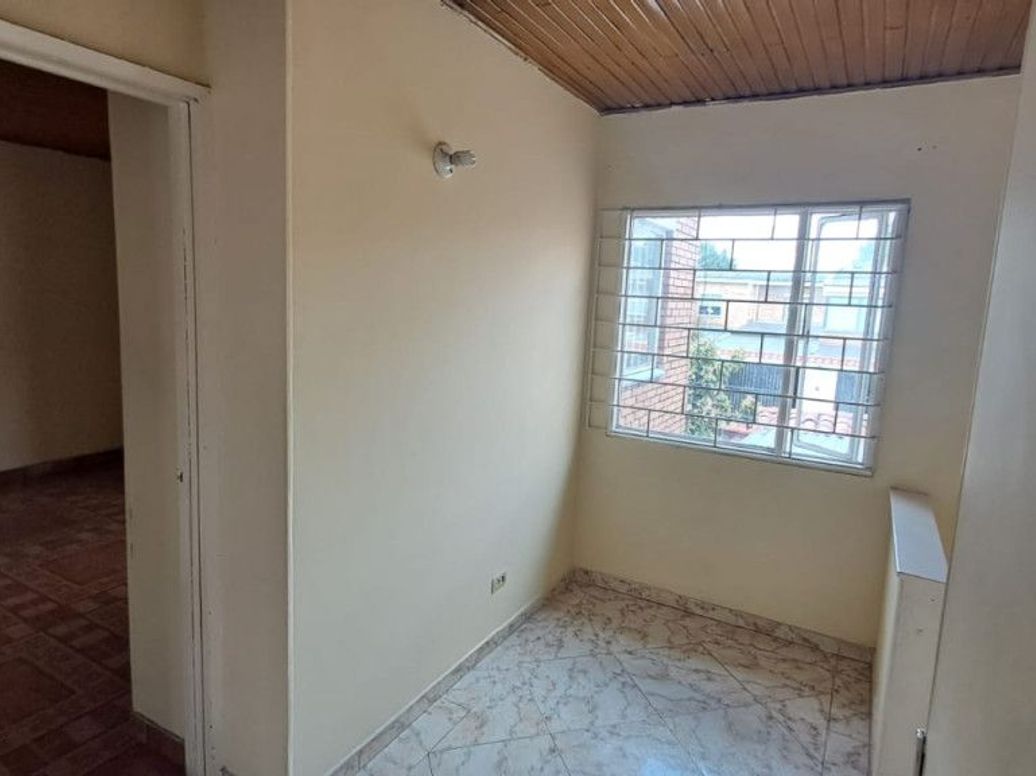 Casa de 4 alcobas en venta en La Esmeralda, Bogotá, 190 m² · foto 5 de 12