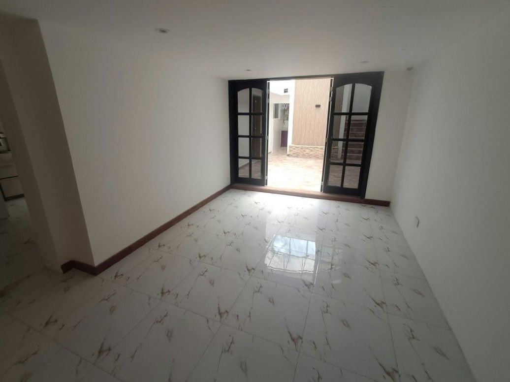 Casa de 4 alcobas en arriendo en Modelia Occidental, Bogotá, 350 m² · foto 3 de 20