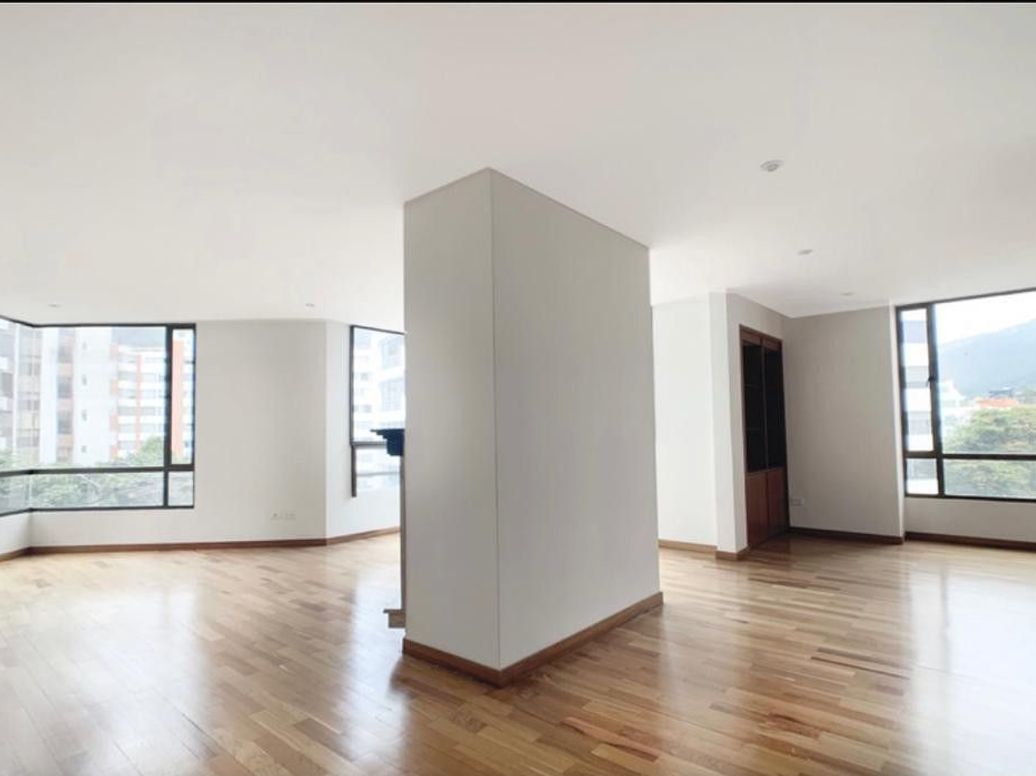 Apartamento de 3 alcobas en venta en Santa Barbara Central, Bogotá, 180 m² · foto 7 de 10