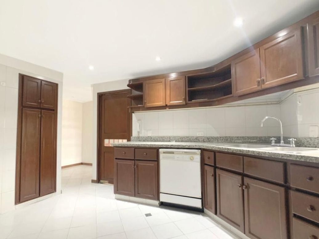 Apartamento de 3 alcobas en venta en Santa Barbara Central, Bogotá, 180 m² · foto 5 de 10
