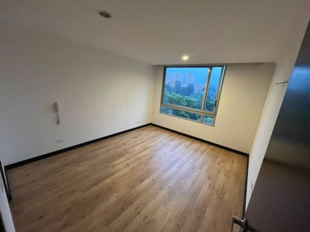 Apartamento de 3 alcobas en arriendo en Lagos De Cordoba, Bogotá, 199 m² · foto 3 de 13
