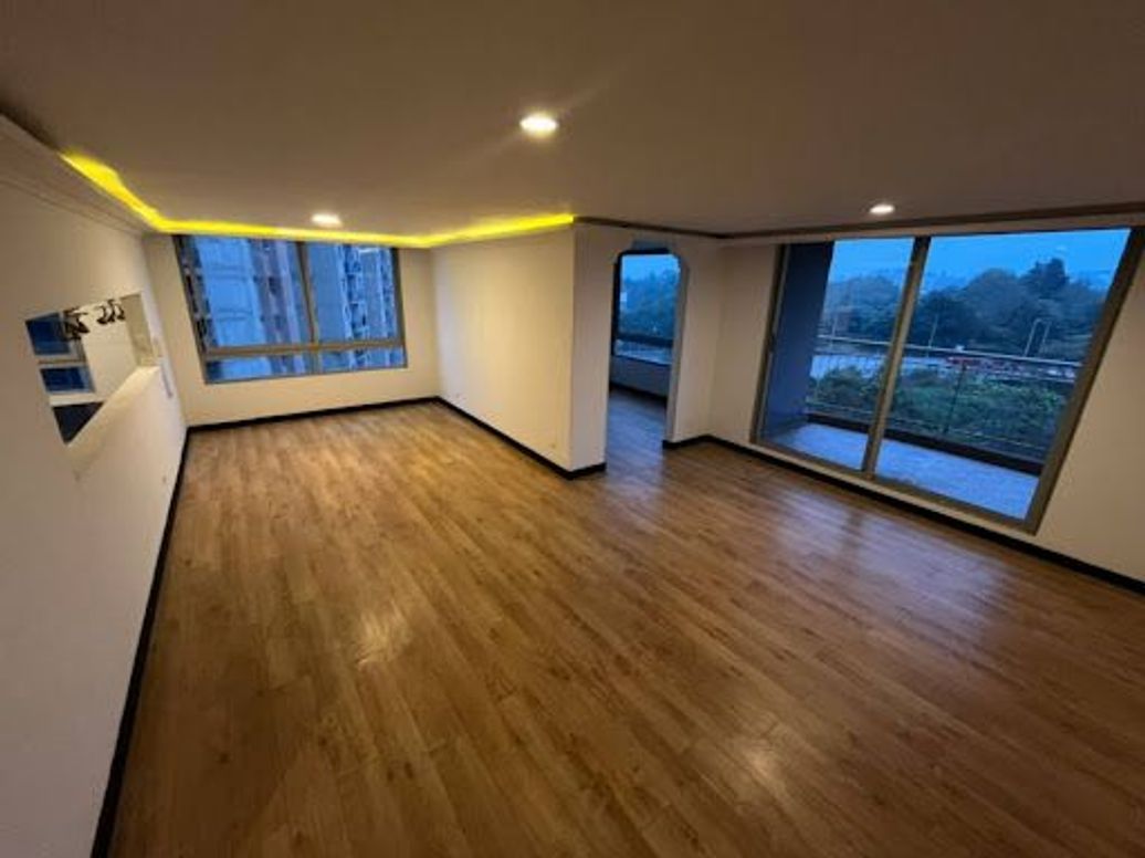 Apartamento de 3 alcobas en arriendo en Lagos De Cordoba, Bogotá, 199 m² · foto 2 de 13