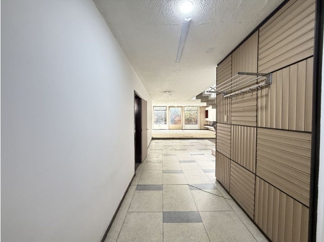 Casa de 11 alcobas en venta en Lago Gaitan, Bogotá, 390 m² · foto 14 de 20