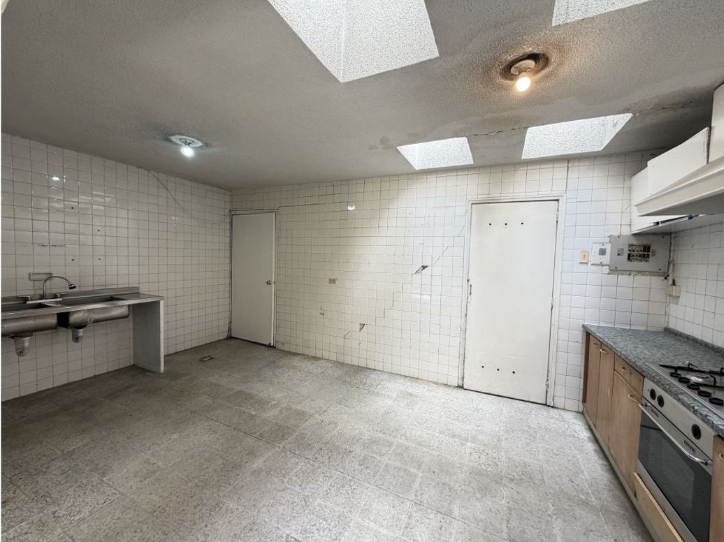 Casa de 11 alcobas en venta en Lago Gaitan, Bogotá, 390 m² · foto 9 de 20