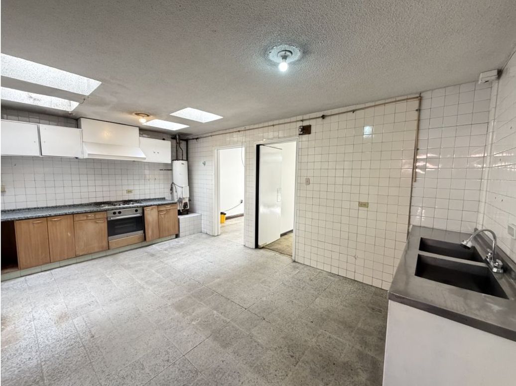Casa de 11 alcobas en arriendo en Lago Gaitan, Bogotá, 390 m² · foto 8 de 20