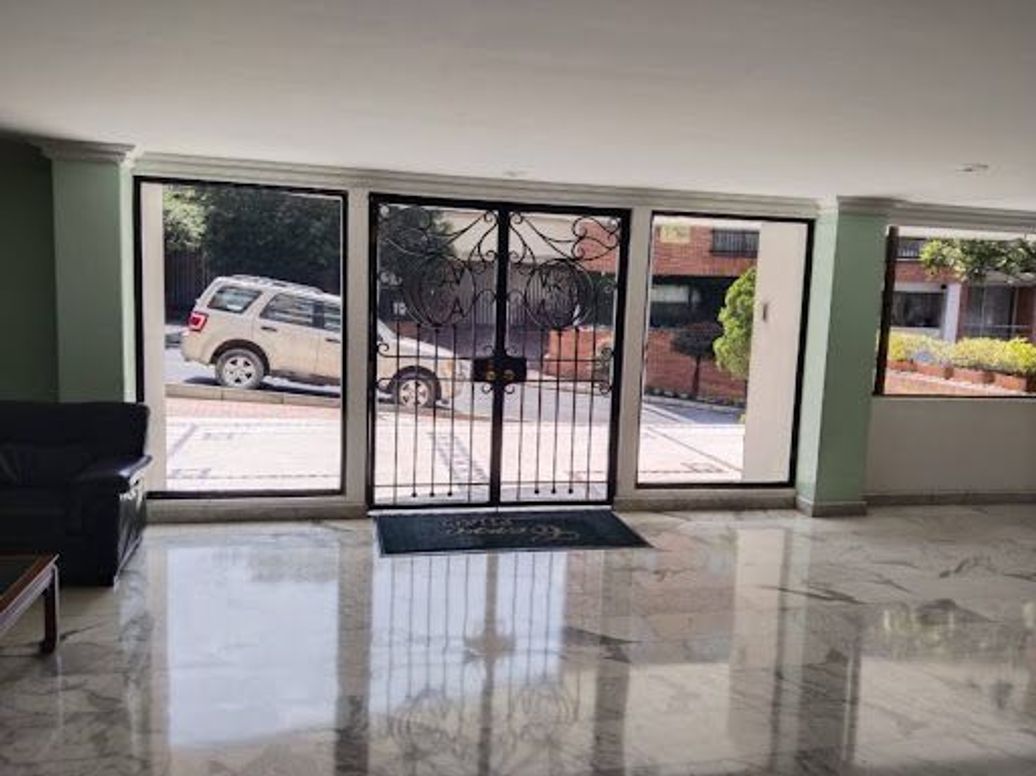 Apartamento de 3 alcobas en venta en Los Rosales, Bogotá, 190 m² · foto 2 de 20