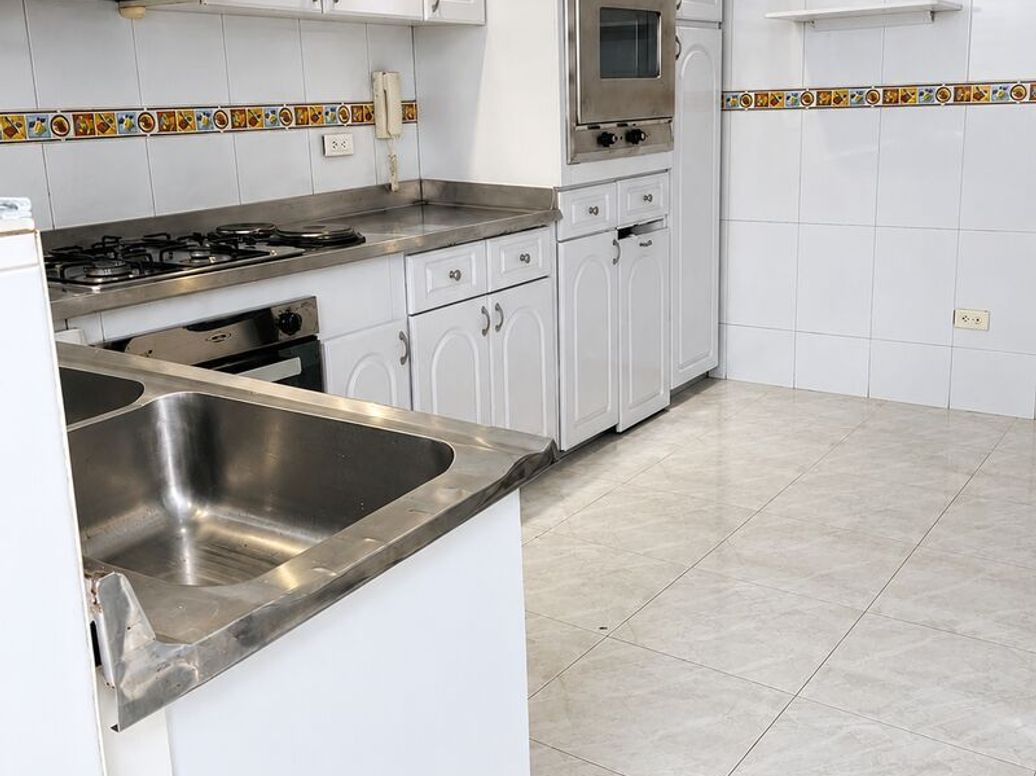 Casa de 4 alcobas en venta en El Batan, Bogotá, 300 m² · foto 5 de 14