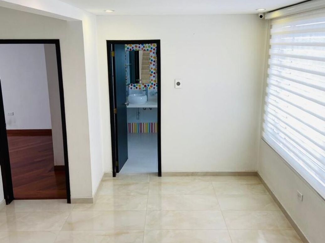Casa de 4 alcobas en venta en El Batan, Bogotá, 300 m² · foto 7 de 14