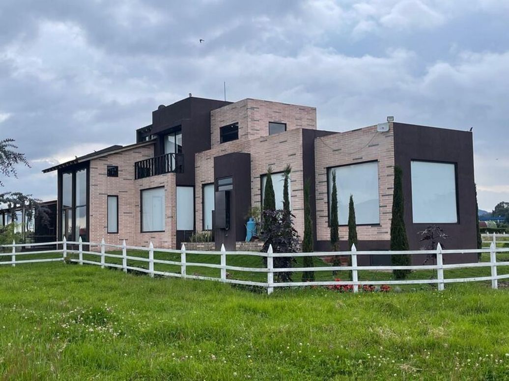 Casa de 6 alcobas en venta en Bogotá, Bogotá, 534 m² · foto 2 de 11