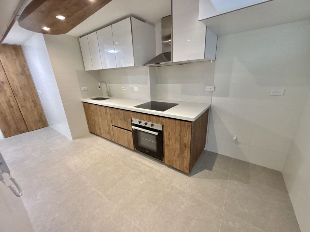 Apartamento de 2 alcobas en venta en Santa Barbara Central, Bogotá, 69 m² · foto 2 de 17