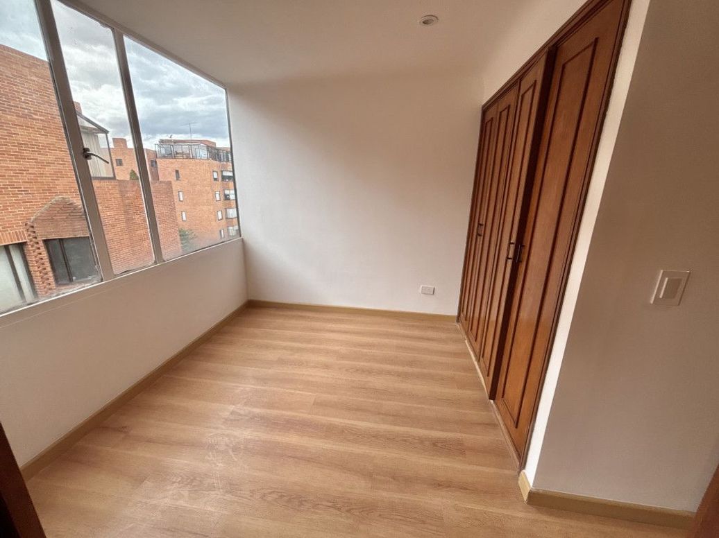 Apartamento de 2 alcobas en venta en Santa Barbara Central, Bogotá, 69 m² · foto 9 de 17