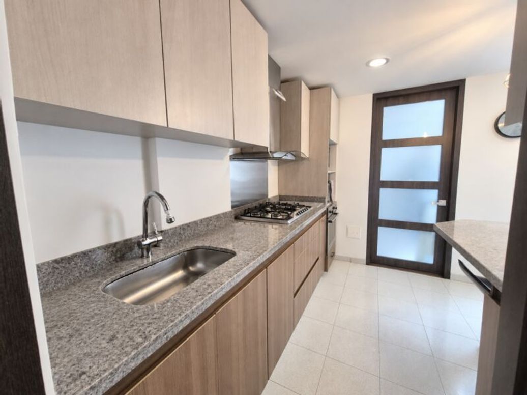 Apartamento de 2 alcobas en venta en Santa Barbara Central, Bogotá, 91 m² · foto 6 de 17