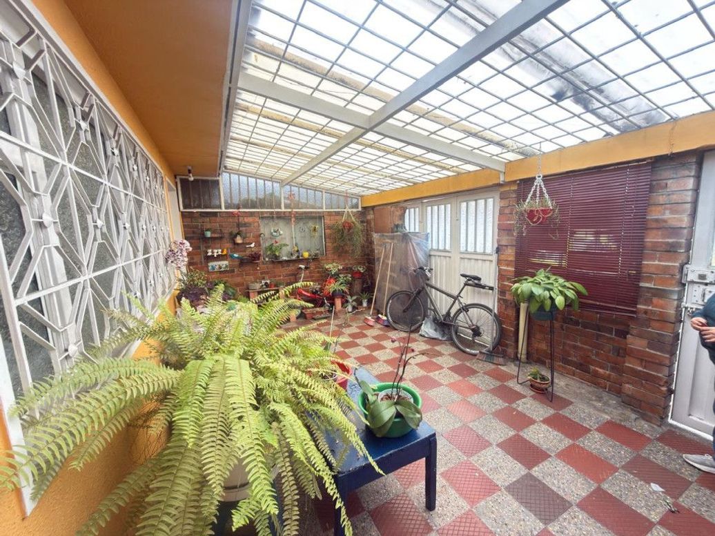 Casa de 6 alcobas en venta en Gustavo Restrepo, Bogotá, 252 m² · foto 2 de 20