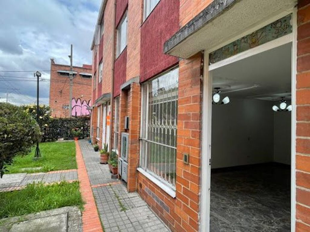Casa de 4 alcobas en venta en Castilla, Bogotá, 68 m² · foto 2 de 20