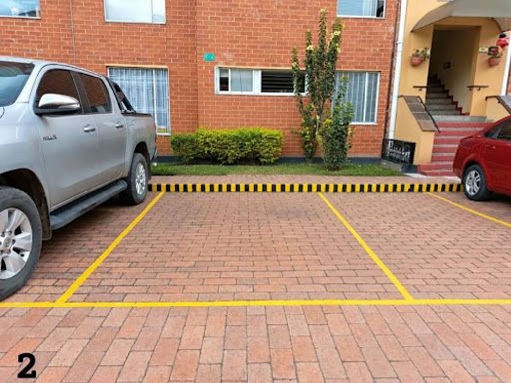 Apartamento de 3 alcobas en venta en El Pinar, Bogotá, 74 m² · foto 2 de 20