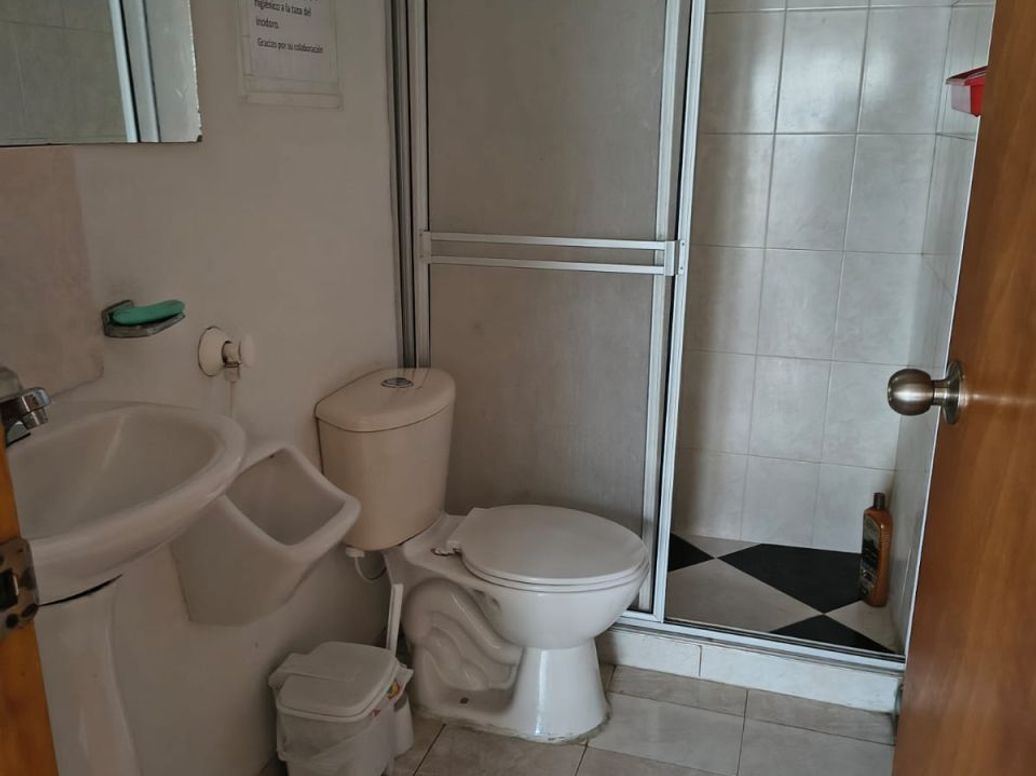 Casa de 6 alcobas en arriendo en Las Américas, Bogotá, 250 m² · foto 8 de 15