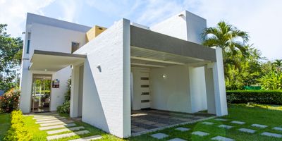 Proyecto Vivienda Nueva No VIS, Casas en Cisnes del castillo b ,Proyecto NO VIS, No aplica Subsidio de vivienda.
SI TUS INGRESOS FAMILIARES SON MAYORES A $21.300.000, PUEDES ACCEDER A NUESTRO PROYECTO CISNES DEL CASTILLO B.
CASAS CAMPESTRES DE DOS PISOS, ENCUÉNTRALAS TOMANDO LA VÍA PANAMERICANA, HACIENDO EL RETORNO EN EL SUR DE CALI.
CISNES DEL CASTILLO (DOS PISOS) DESDE: $766.400.000 Y DESDE 173.55 M2.
Esta casa campestre de 2 pisos ofrece opciones de ampliación para hasta 6 habitaciones y 6 baños, ideal para la familia. Cuenta con una cocina abierta, parqueaderos cubiertos, senderos verdes y una terraza cubierta para disfrutar de momentos familiares y sociales.