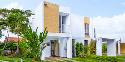 Proyecto Vivienda Nueva No VIS, Casas en Girasoles del castillo ,NO APLICA SUBSIDIOS SI TUS INGRESOS FAMILIARES SON MAYORES A $10.000.000, PUEDES ACCEDER A NUESTRO PROYECTO GIRASOLES DEL CASTILLO.
CASAS CAMPESTRES DE DOS PISOS, ENCUÉNTRALAS TOMANDO LA VÍA PANAMERICANA, HACIENDO EL RETORNO EN EL SUR DE CALI.
GIRASOLES DEL CASTILLO (DOS PISOS) DESDE: $395,200,000 Y DESDE 84.62 M2.

Girasoles del Castillo ofrece casas campestres de 2 pisos, con una cocina abierta que conecta con el área social y un jardín interior que brinda luz natural. Las alcobas en el segundo piso ofrecen privacidad, con la principal con baño y vestier. Su ubicación es ideal para quienes buscan un entorno tranquilo y seguro.








