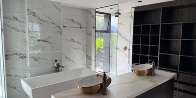 Proyecto Vivienda Nueva No VIS, Apartamentos en Tulum freedom homes ,Apartamento en Envigado, Loma El Esmeraldal, El apartamento cuenta con una gran terraza de 72.62 mt2, tiene jacuzzi y una increíble vista a la ciudad.
Cocina abierta conectada con sala y comedor, ventanas piso techo que permiten la entrada de luz natural.
3 habitaciones con vestier y baño + cuarto de servicio con su respectivo baño.
El apartamento se encuentra en el edificio Tulum, en Envigado, cuenta con amenidades únicas en el sector: Rooftop con piscina, gimnasio, coworking, social kitchen y otras como parque de niños, cancha de squash.
