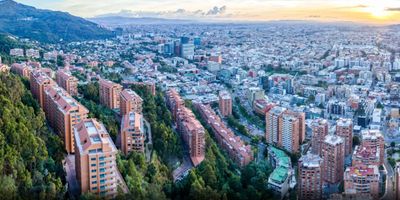 Proyecto Vivienda Nueva No VIS, Apartamentos en Cerros de los alpes torre 3nd ,Cerros de Los Alpes es un proyecto de apartamentos en Bogotá, ubicado en elexclusivo sector de Usaquén, cerca a Unicentro y el Mall Hacienda SantaBárbara. Diseñado para dar vida al verdadero significado de “Un lugar modernoy reservado”, rodeado de espacios de lujo y exclusividad. Aquí, puedes disfrutar de completa paz junto a tu familia, respirando aire puro.