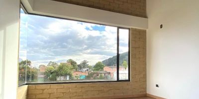 Proyecto Vivienda Nueva No VIS, Casas en El jordan ,El Jordán es un proyecto que nace como respuesta a las necesidades que la vida ha planteando en los últimos años, esto resulta en un conjunto que busca complementar la vida de la ciudad con la tranquilidad propia de la Sabana de Bogotá. El diseño arquitectónico busca relacionar el espacio interior y exterior, convirtiéndolo en un elemento clave del proyecto, esto se ve reflejado en espacios con grandes ventanales que conectan con amplias zonas verdes y espectaculares vistas, buscando potenciar la relación con la naturaleza que lo rodea. Esta conformado por cuatro casas bifamiliares con una variedad de comodidades que cubren las necesidades de tu familia