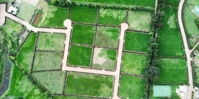 Proyecto Vivienda Nueva No VIS, Lotes en Entrecerros ,? ¡Invierte en tu futuro con Entre Cerros! ?

¡Más de 55,000 m² de naturaleza, confort y exclusividad te esperan! En nuestro proyecto, encontrarás 16 lotes desde 2,000 m² hasta 2,272 m², con todo lo que necesitas para construir tu hogar ideal. ?

? Vías vehiculares de más de 2,100 m²
? Zonas verdes comunales de 10,200 m²
? 2 lagos artificiales de 1,300 m²
? Zona social con spa, gimnasio, coworking, BBQ, parque infantil y cancha múltiple
? Zona comercial de 6,400 m²

? Ubicación: Tenjo, Cundinamarca, en la hermosa sabana de Bogotá.
? ¡Y lo mejor! Todos los lotes incluyen licencia de construcción aprobada para tu vivienda.
? Una inversión segura, para el futuro que siempre soñaste.
